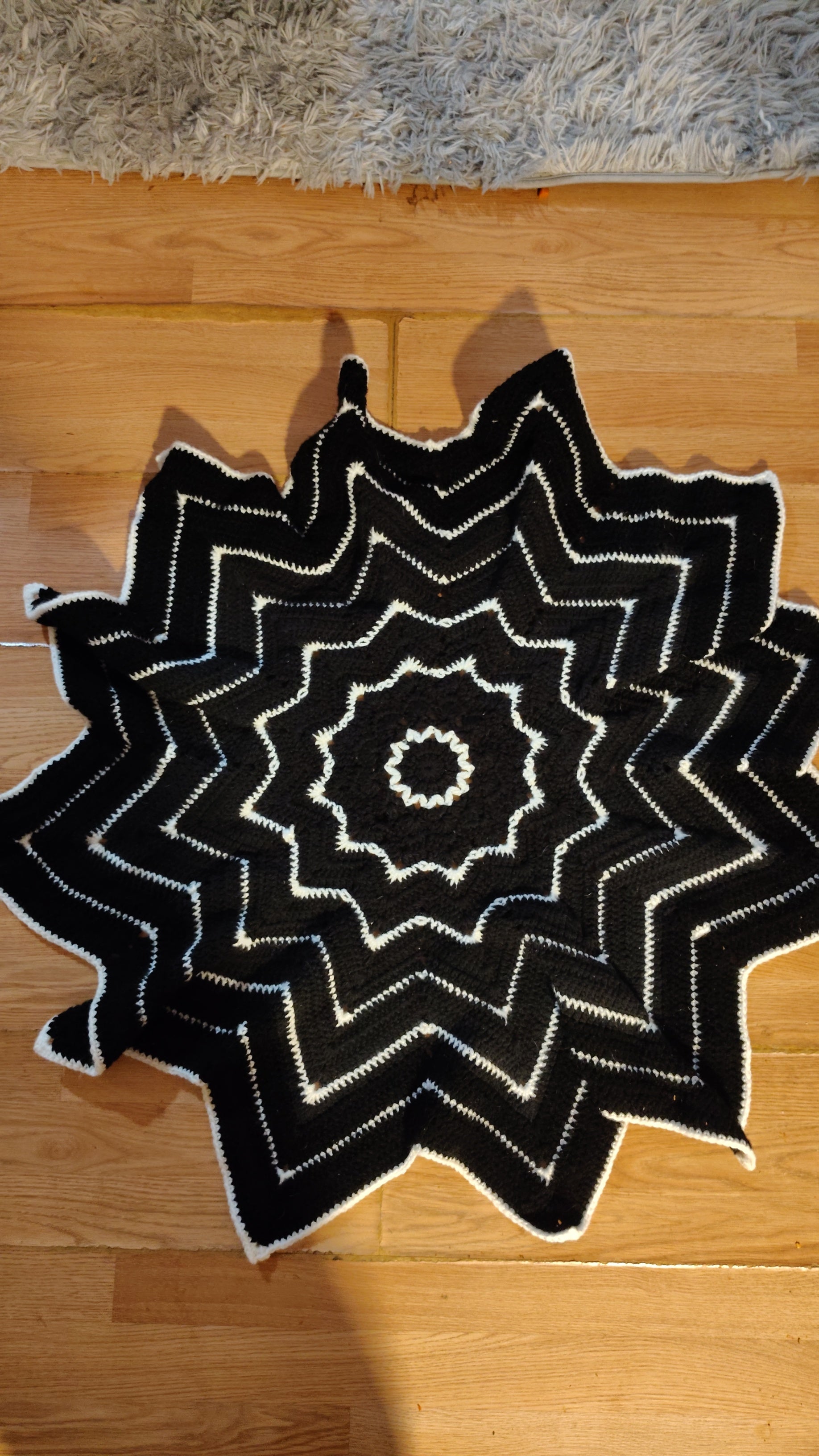Medium Throw Black and White